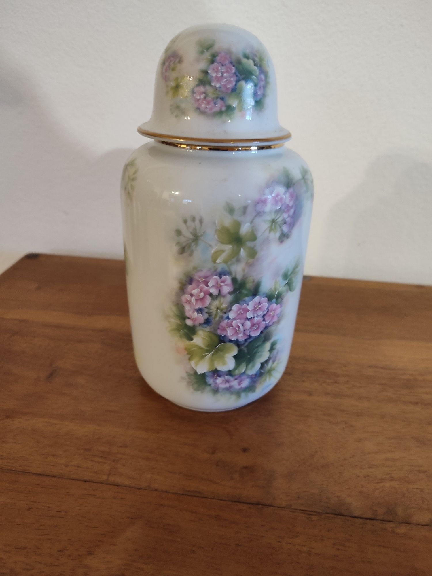 Pote decorativo em porcelana