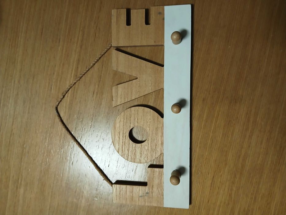 Cabide de madeira com a palavra LOVE