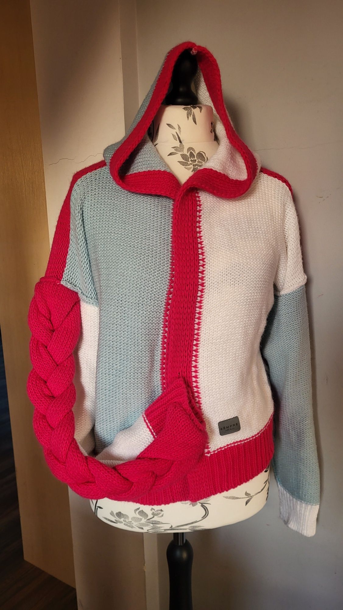 Sweter damski ze splotem warkocza na rękawie SÈMPRE oversize
