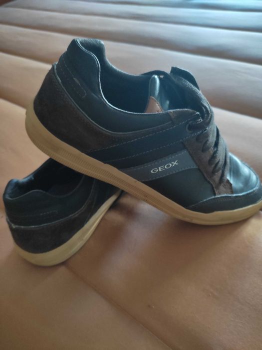 Sapatos tipo tênis da Geox.