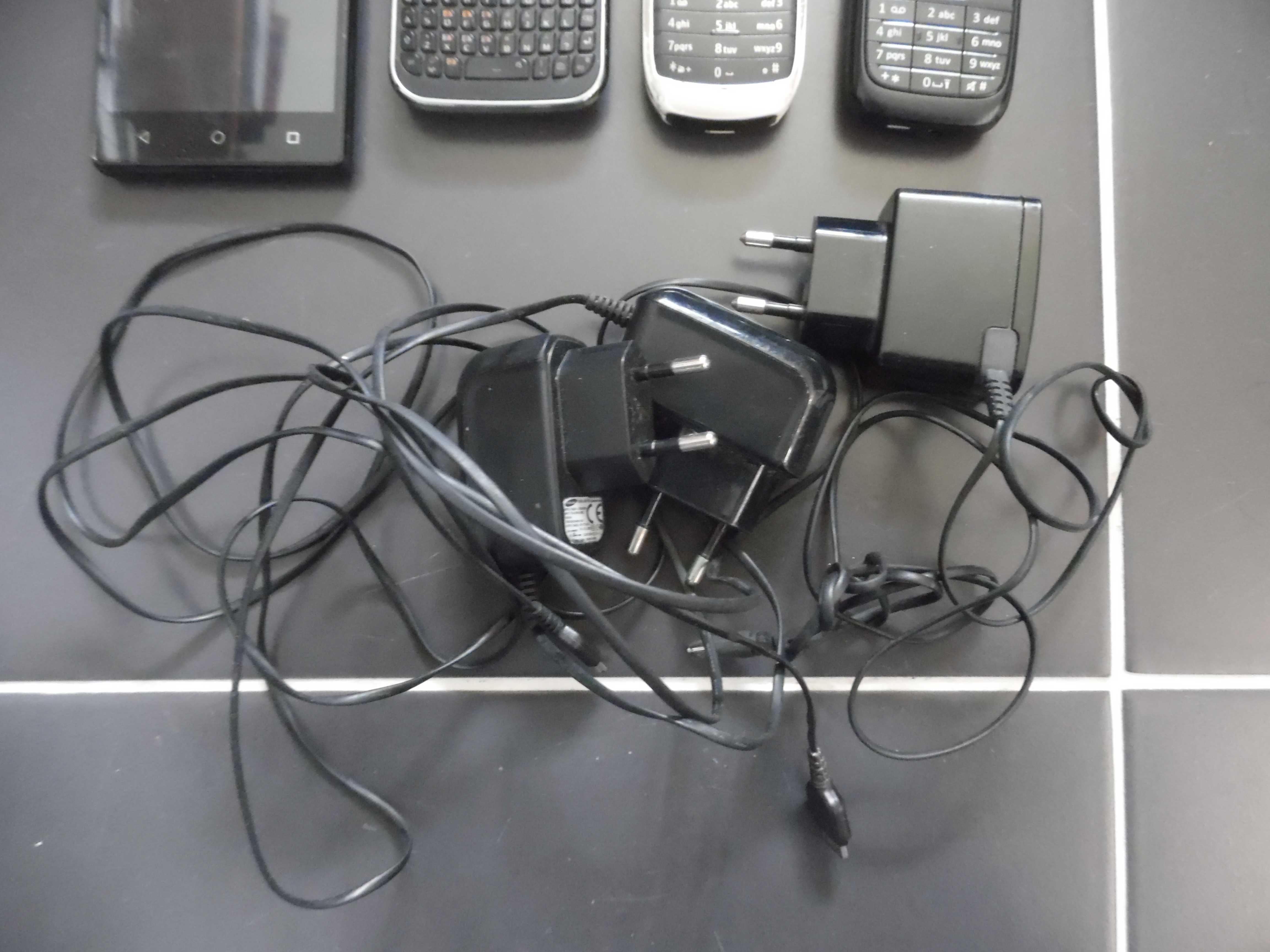 Lote de 4 telemóveis e carregadores