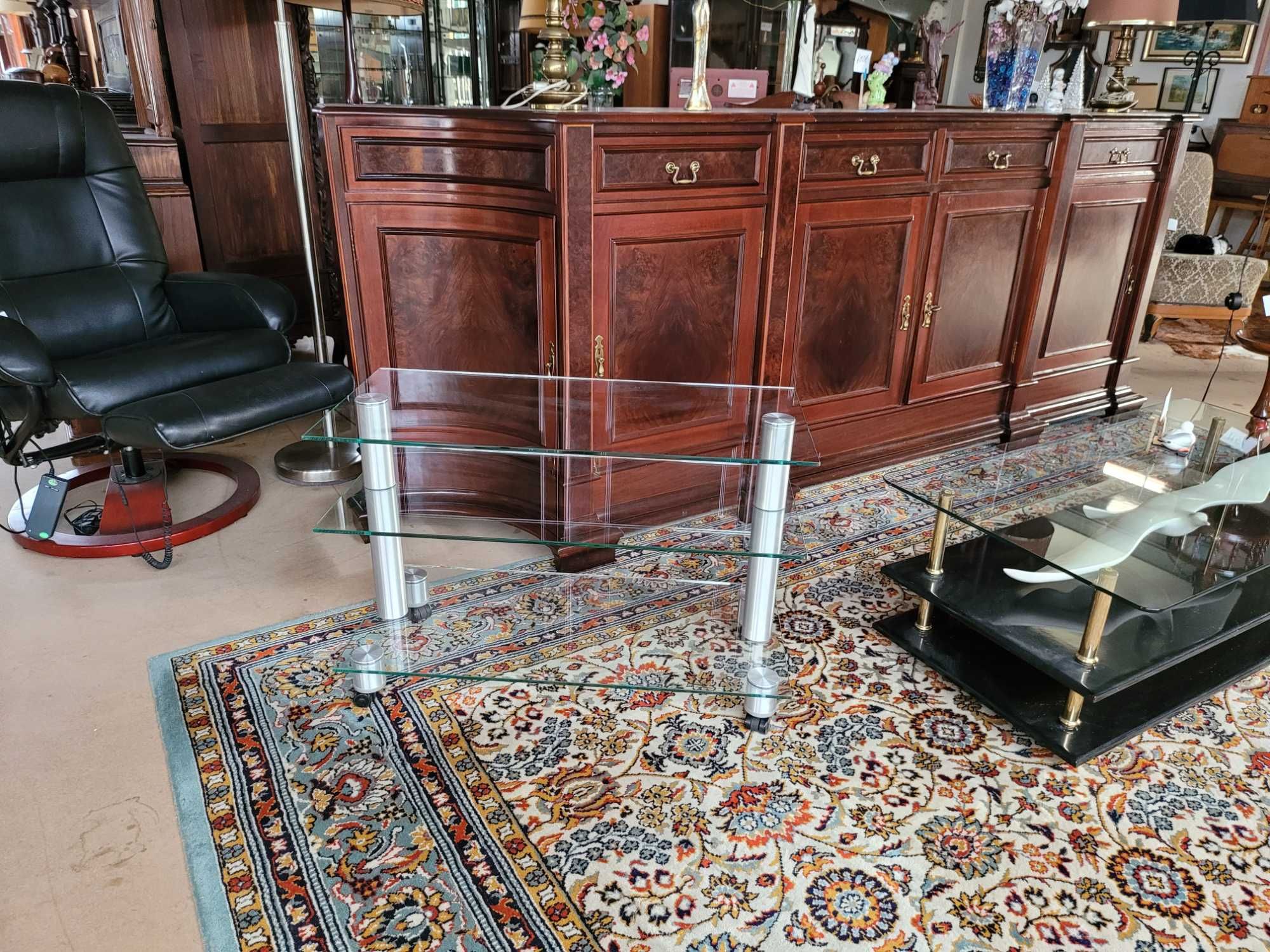 Mesa de TV com rodas e três prateleiras em vidro