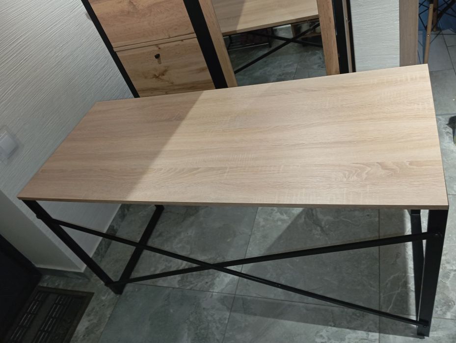 Стіл з металевими конструкціями