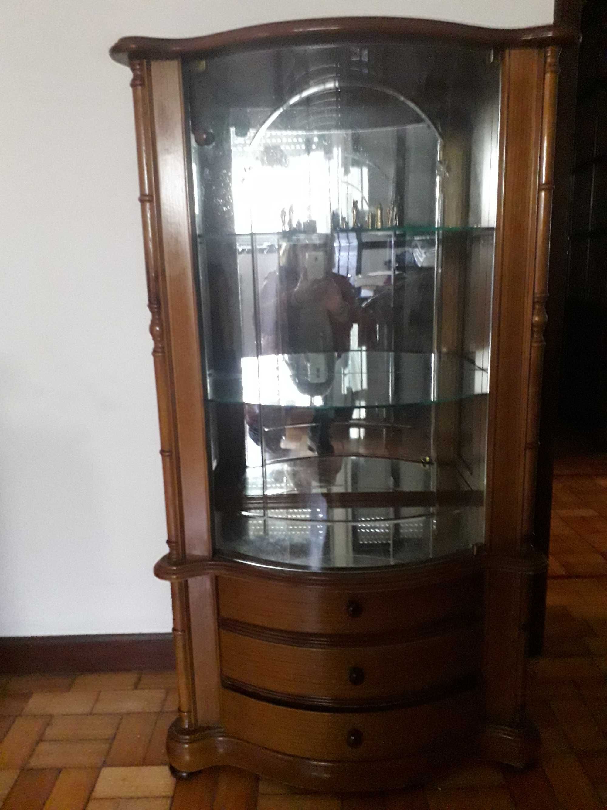 Vitrine em madeira