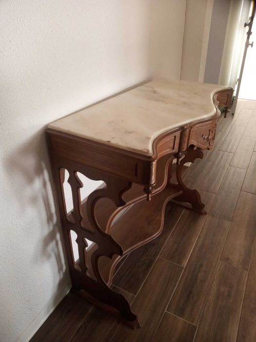Consola em madeira com tampo de mármore branco.