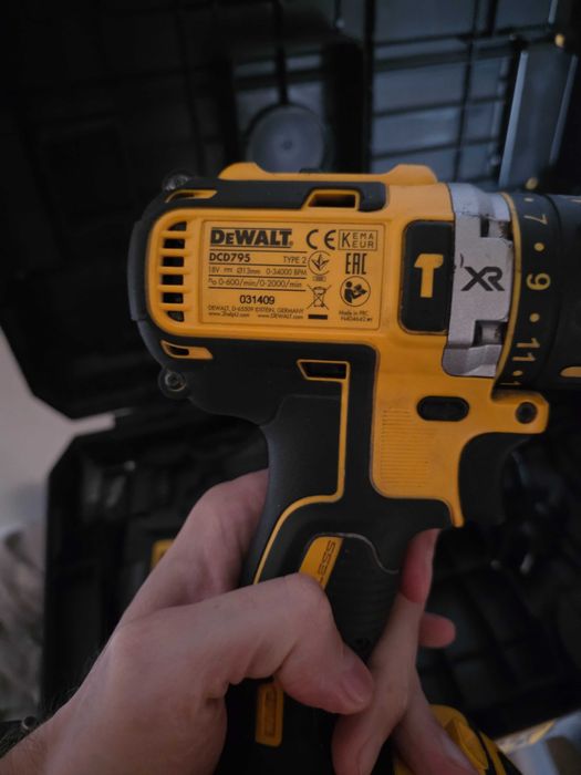 Wkrętarka wiertarka (z udarem) Dewalt DCD795D2 z baterią 2Ah oraz wali