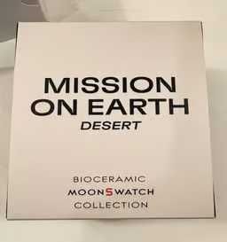 Omega x Swatch SO33T103: Pustynny Design z Bioceramiki