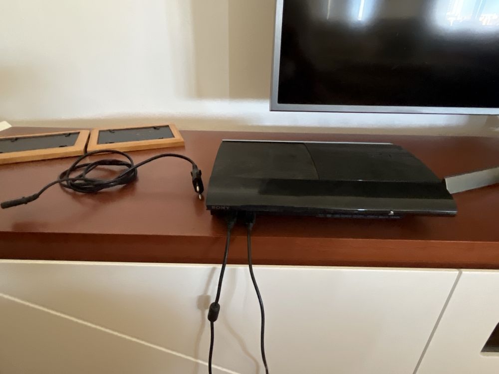 Ps3 em bom estado com dois comandos e jogos pes 2014 e 2015