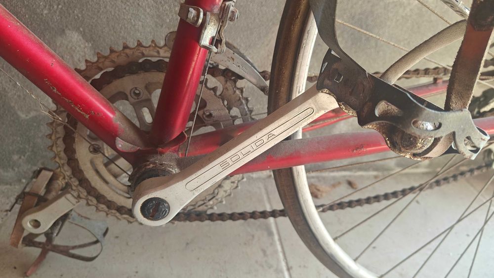 Bicicleta ciclismo antiga com mais 50 anos para restaurar