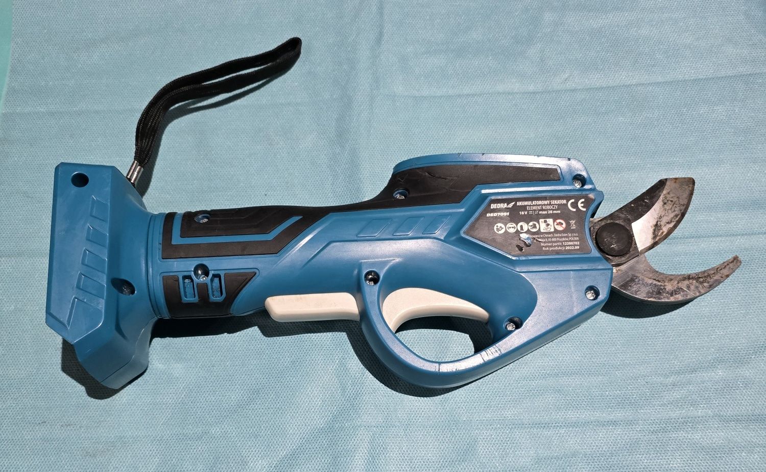 Sekator akumulatorowy DEDRA ded7091 SAS+ALL18V,grubość cięcia 28 mm.