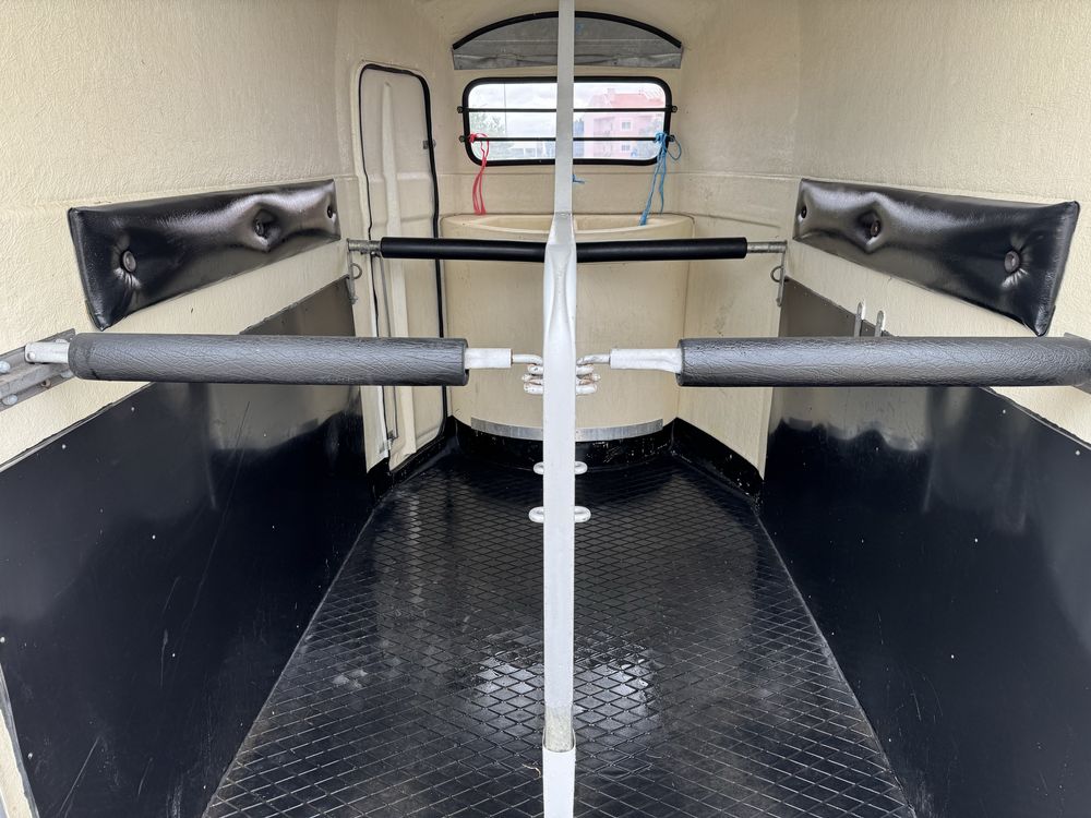 Atrelado para transporte de 2 cavalos