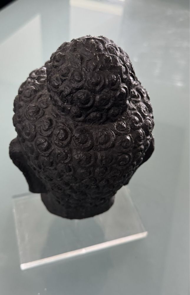 Peça decorativa em formato do Buda em preto.