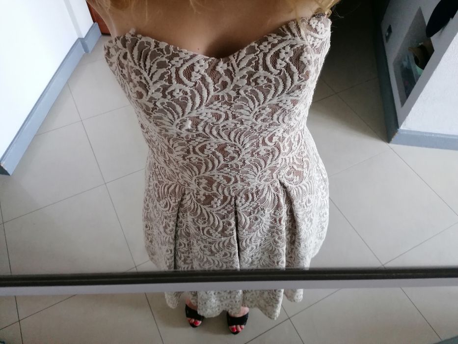 Sukienka Paris Hilton XS kawowa, beżowa, białe kwiaty, wesele