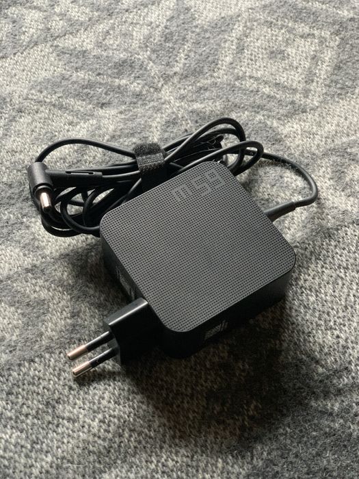 Оригінальний зарядний пристрій для ноутбука Asus 19V.