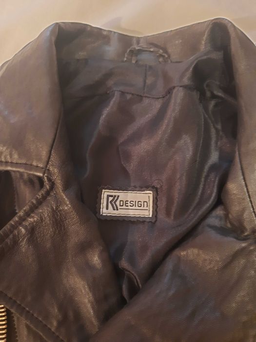 Casaco preto em pele genuína, tamanho médio.