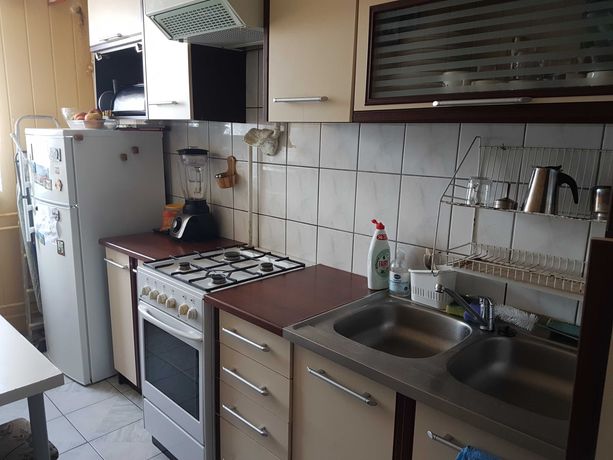 Meble kuchenne, kuchenka gazowa, zlewozmywak z baterią