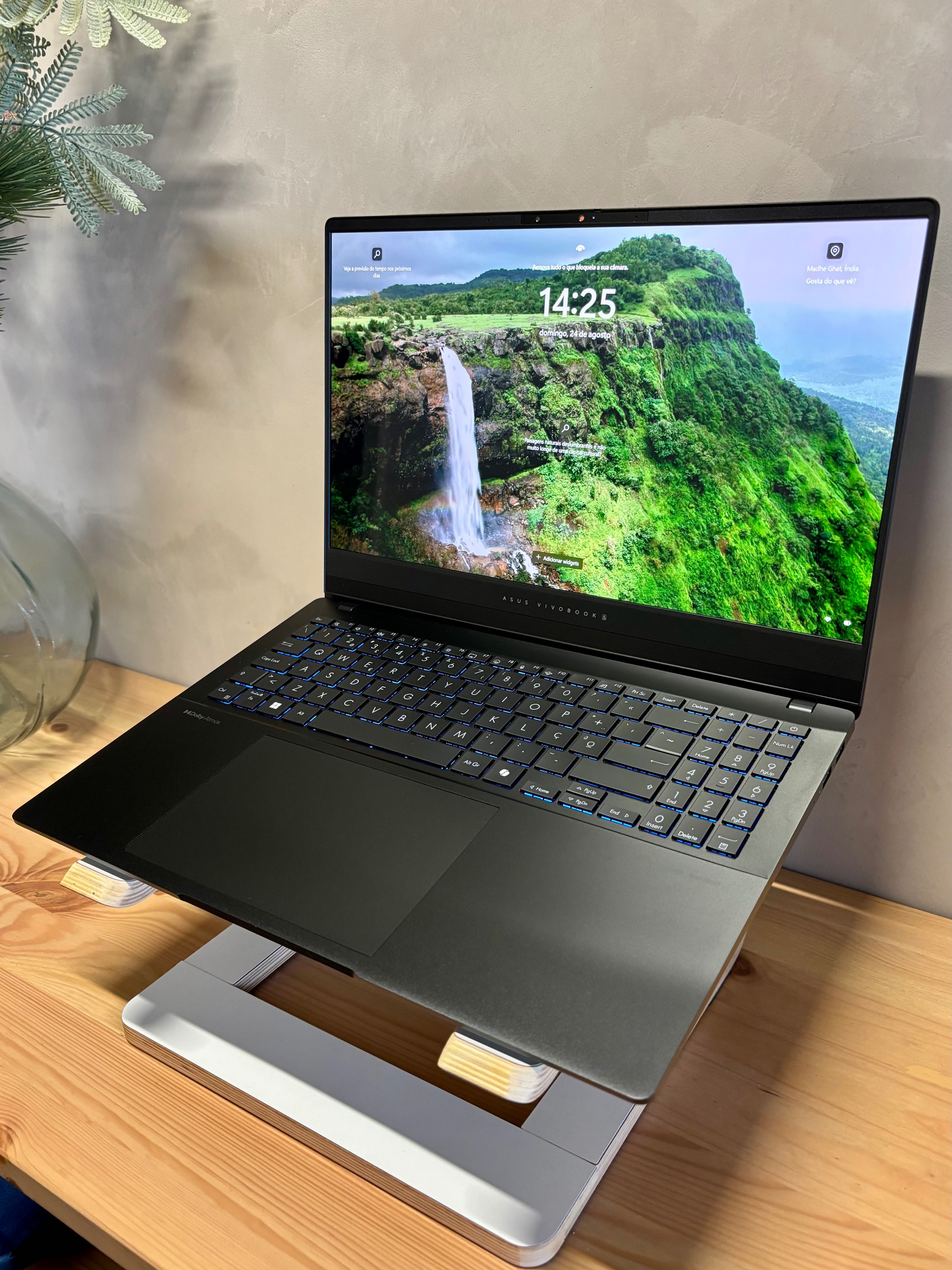 Portátil com ecrã OLED e preparado para IA