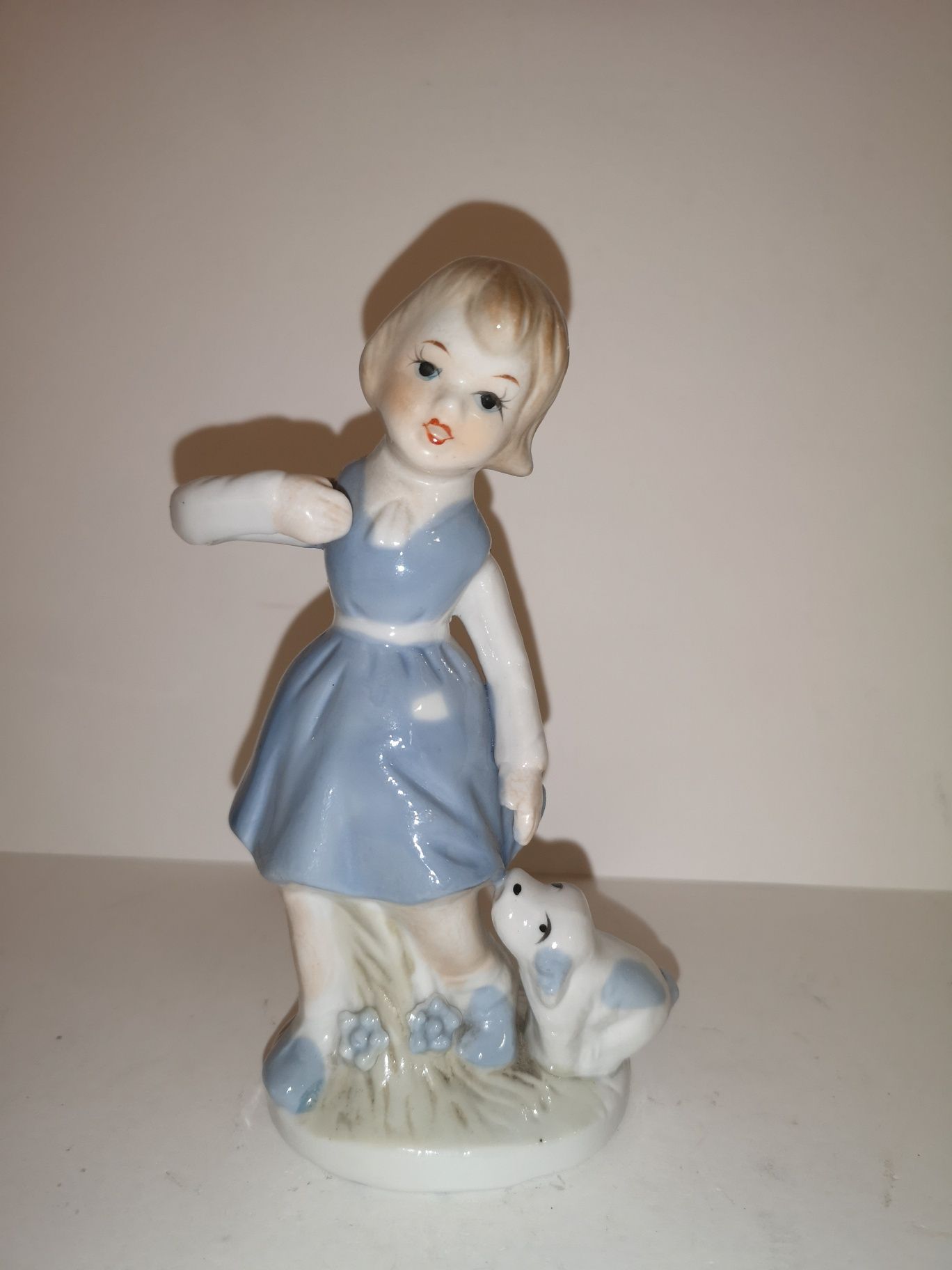 Porcelanowa figurka dziewczynki z psem