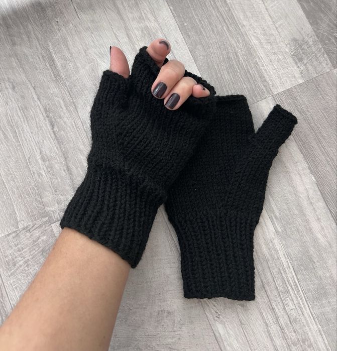 Вязані жіночі рукавички
