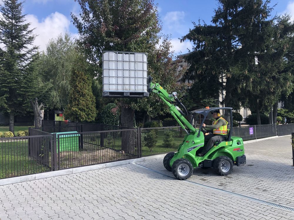 Usługi ładowarką/Glebogryzarka separacyjna/Avant 528,Multione
