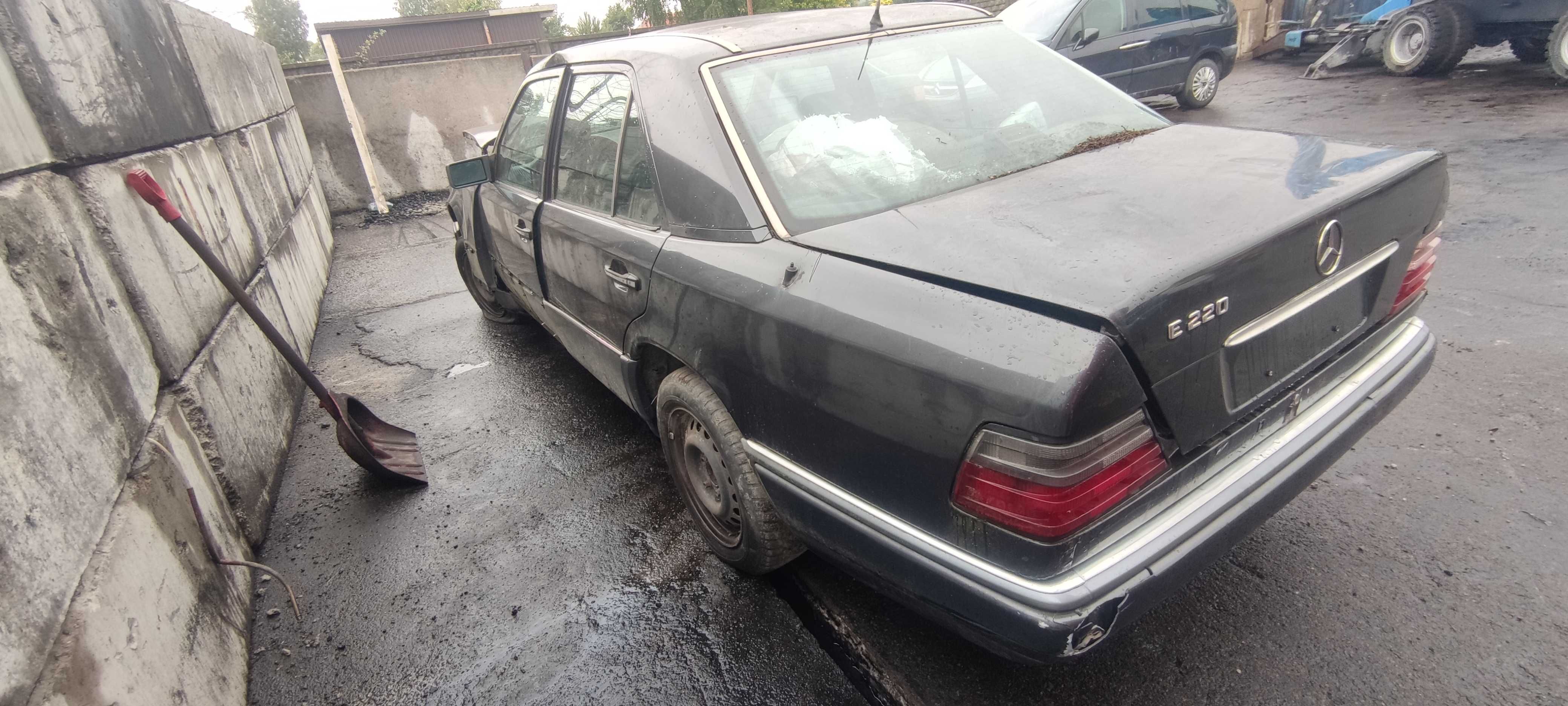 Mercedes E220 E-Klasa W124 93r Sedan Wszystkie Części Maska Klapa