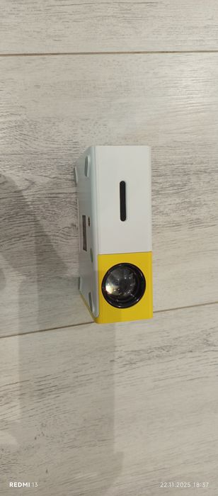 Проектор YG300..