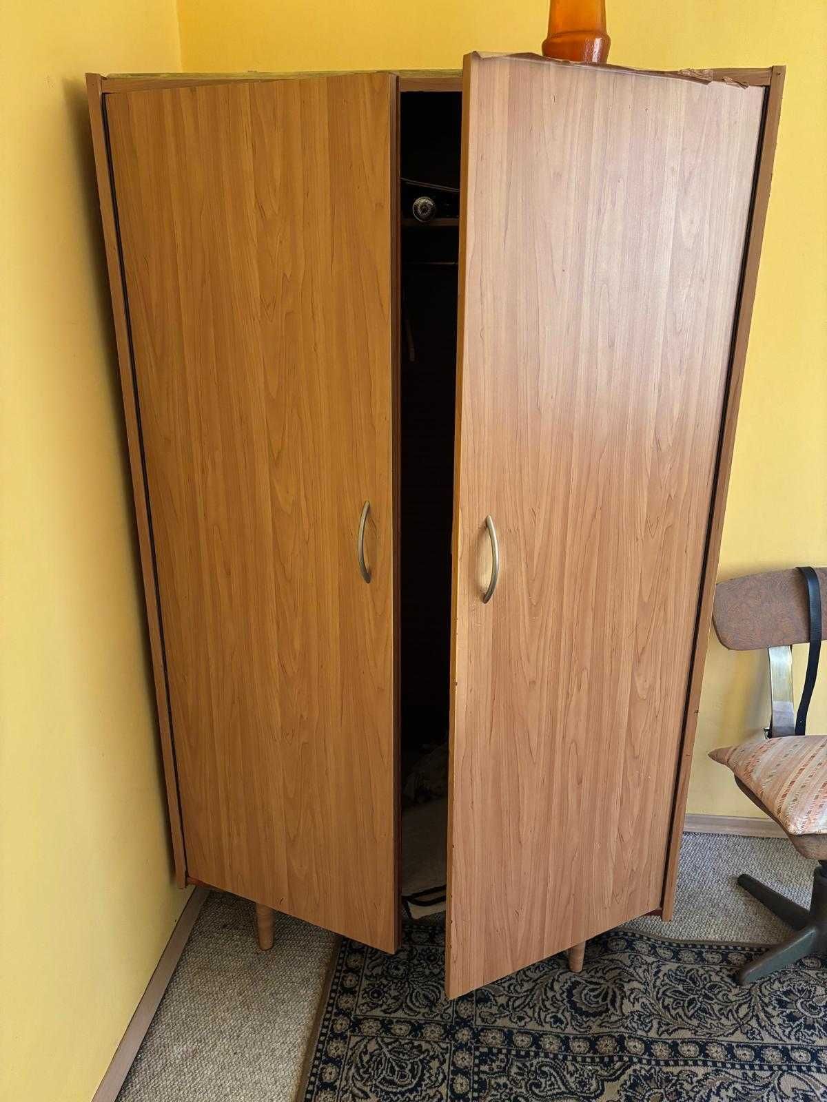 Meble i różne elementy wyposażenia ze starego domu