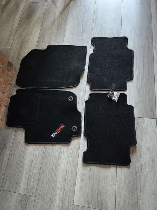 Dywaniki welurowe Toyota RAV4 od 2013
