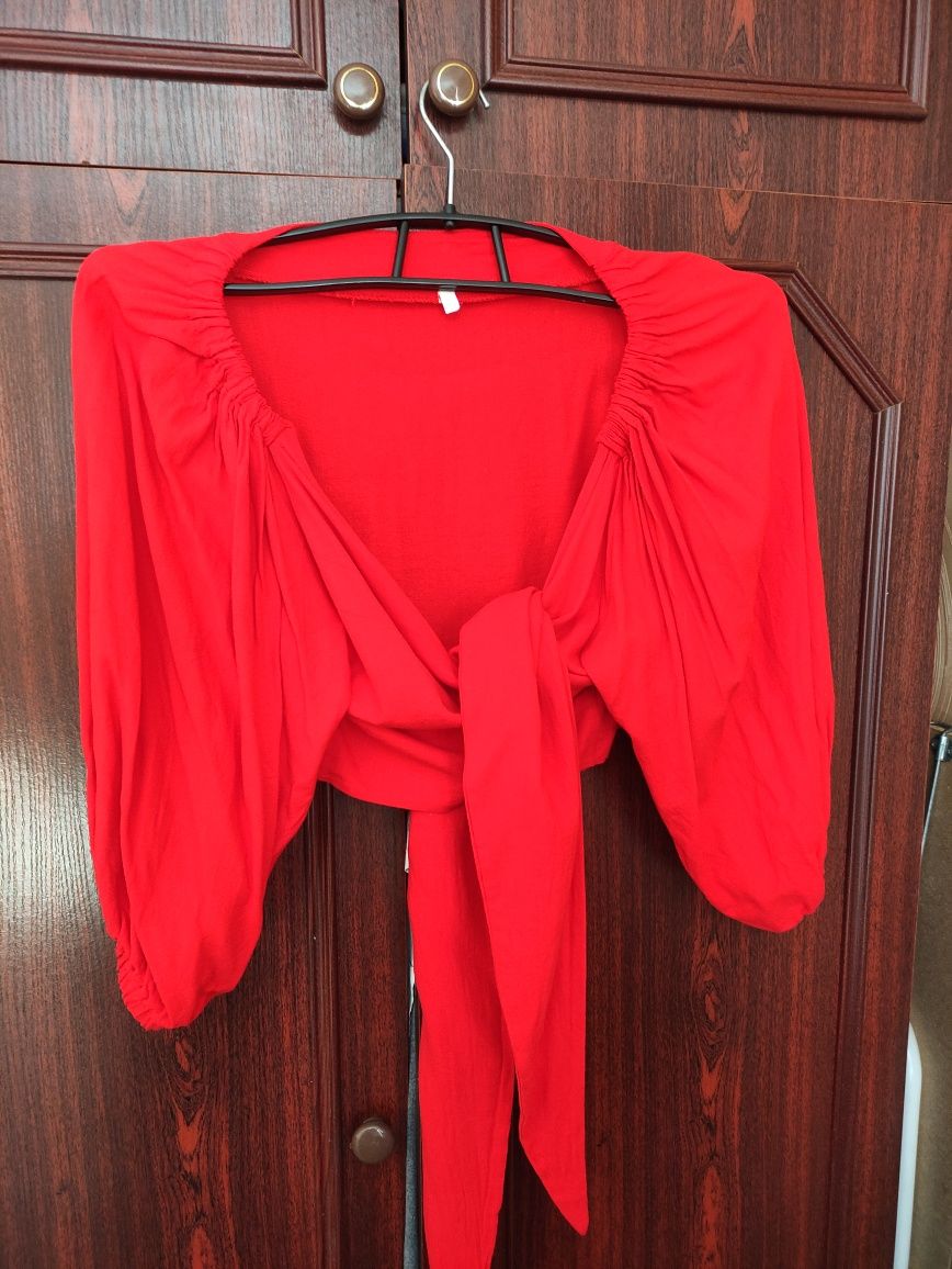 Червона блуза на зав'язці