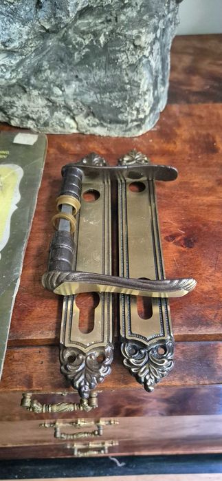 Dwie złote klamki z brązu szyldy antyk glamour