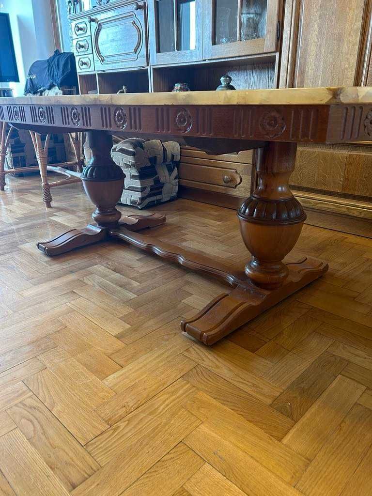 Stół z marmurowym blatem