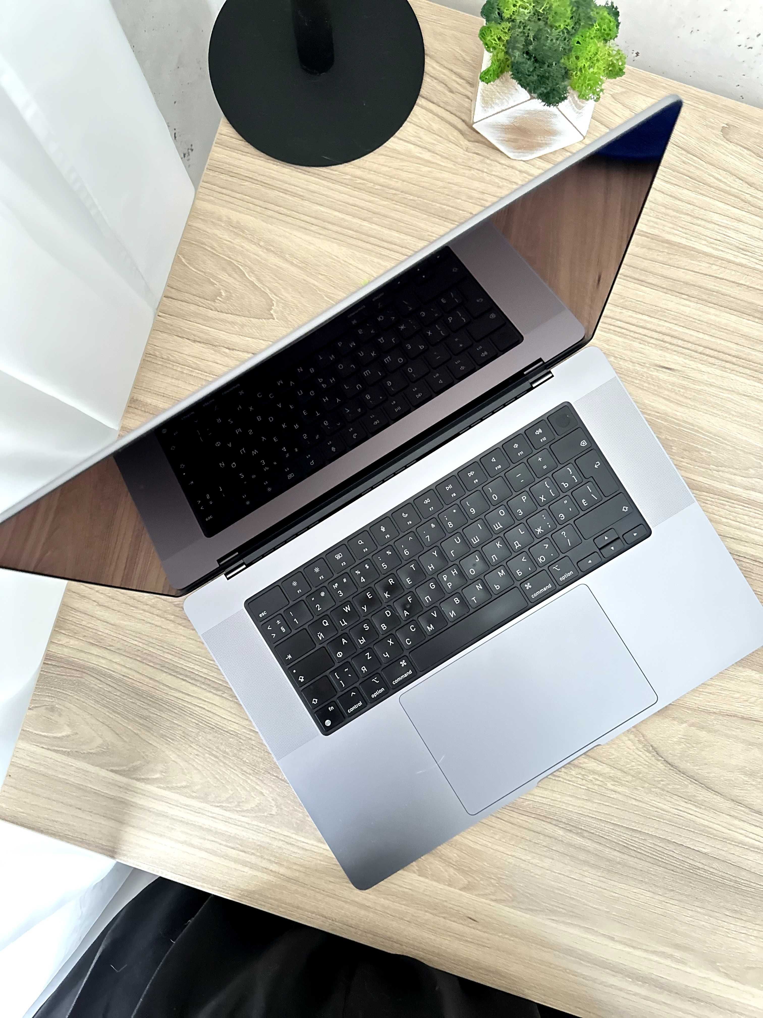 MacBook Pro 16" 2021 • M1 Pro • 32 ГБ RAM • Пошкоджений дисплей