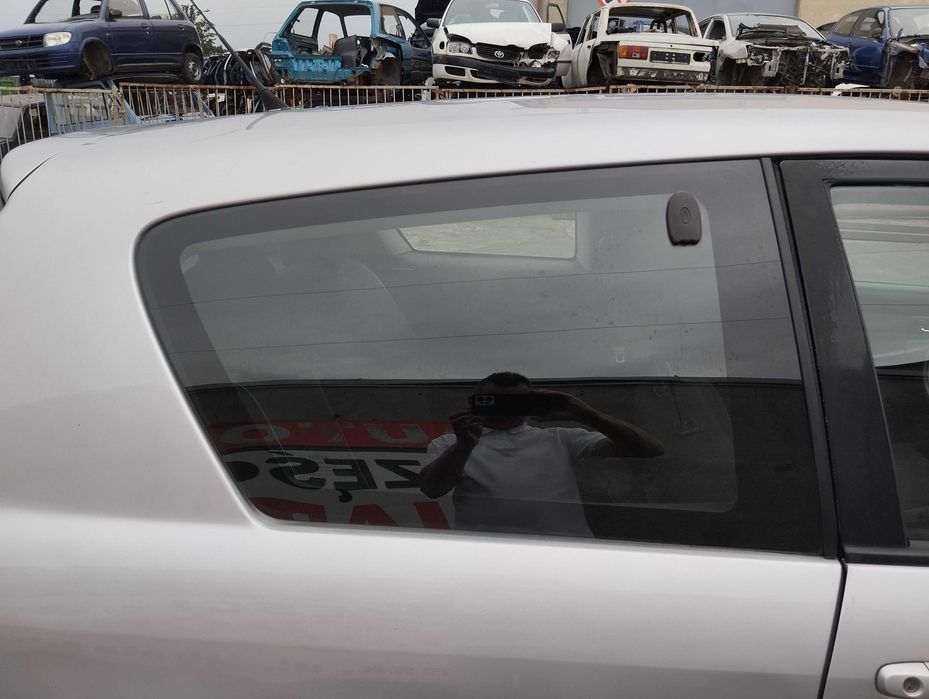 Toyota Corolla E12 1.4VVTi 3D 2002r.Szyba boczna.