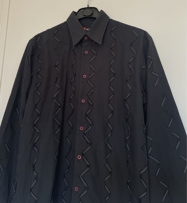 Camisa preta e branca (Exit, tamanho L)