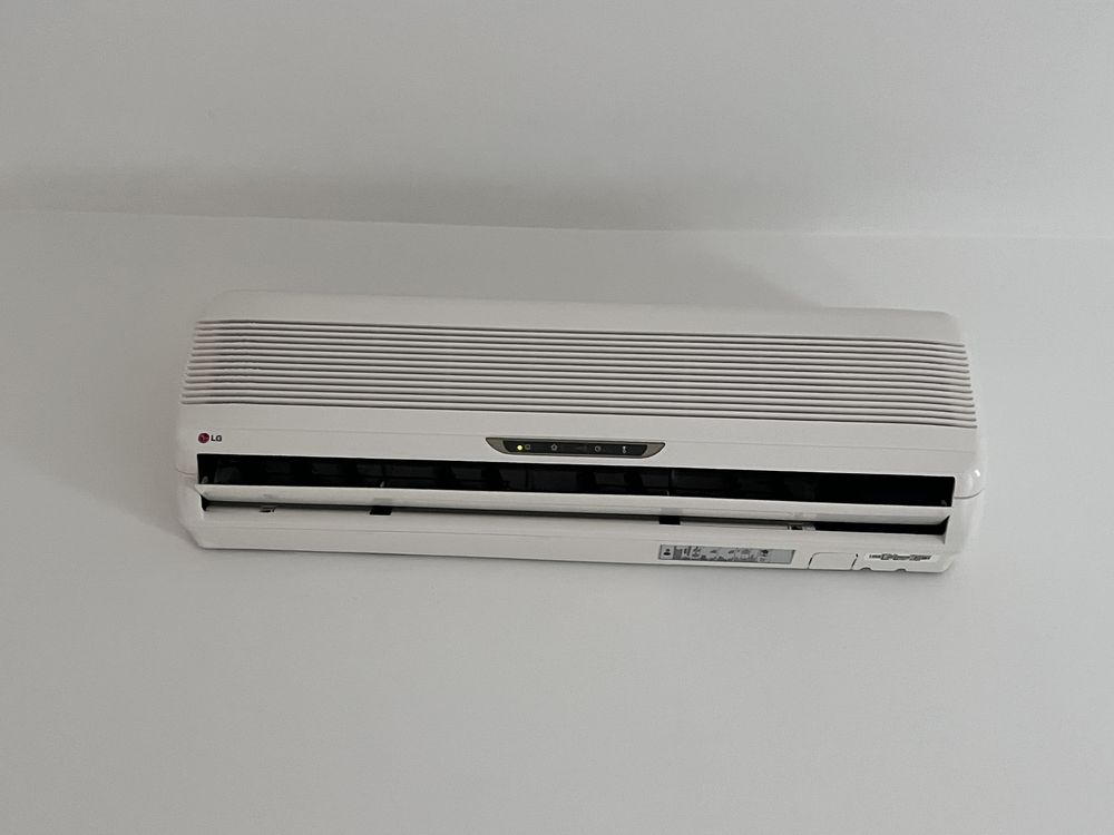 Ar condicionado (1 unid exterior + 3 interiores)
