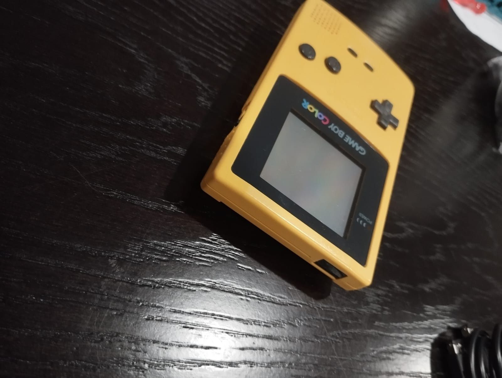 Conjunto Gameboy Color amarelo com 7 jogos Pokémon e cabo link