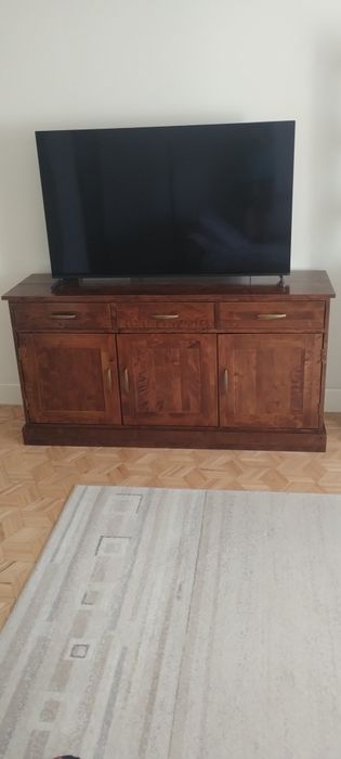 Witryna i komoda z litego drewna marki ADB Meble.