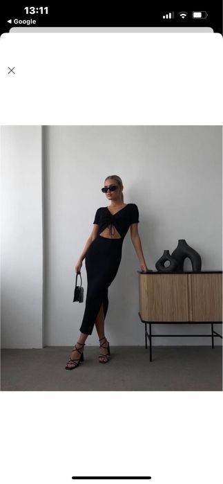 Плаття вʼязане в рубчик з затяжкою на грудях і розрізом з боку