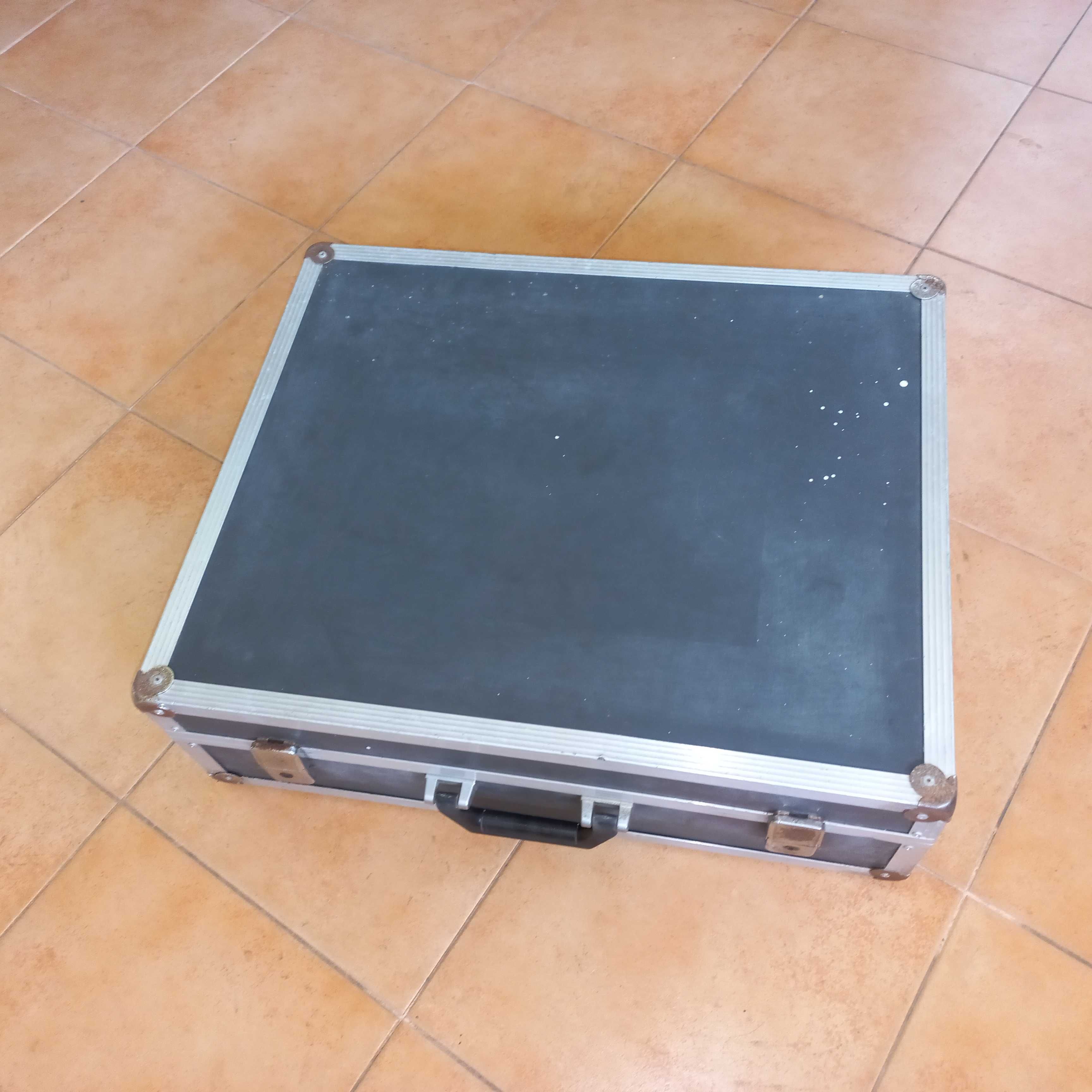 Caixa de transporte aluminio resistente - 75 Litros