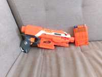 Pistolet NERF z czterema nabojami