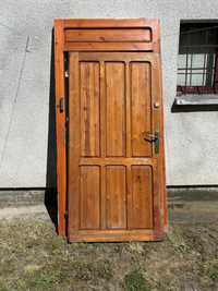 Drzwi zewnetrzne z futryna, drewniane prawe.