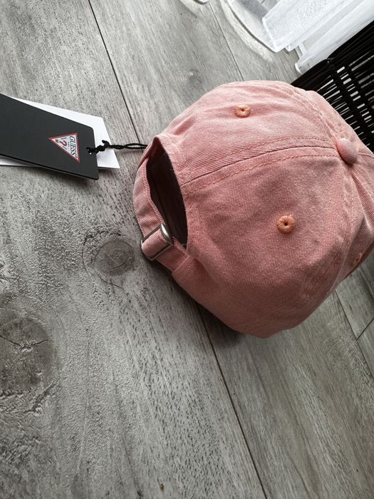 Czapka damska z daszkiem guess rozowa logo