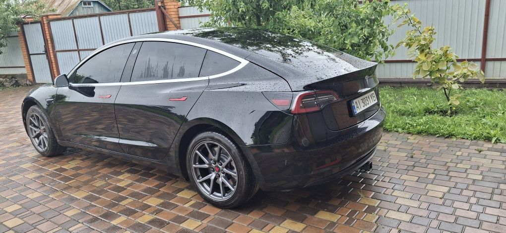 Продам автомобіль Tesla model 3