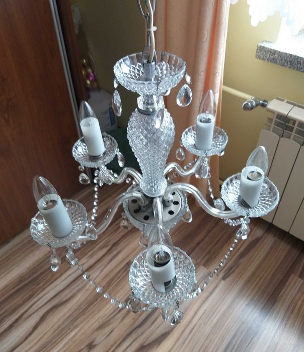 Lampa wisząca pięcioramienna.