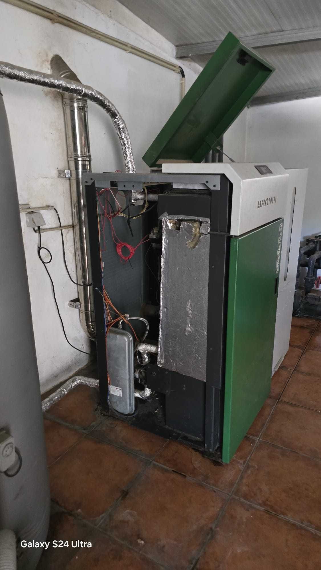 Máquina a pellets Bronpi para aquecimento central.