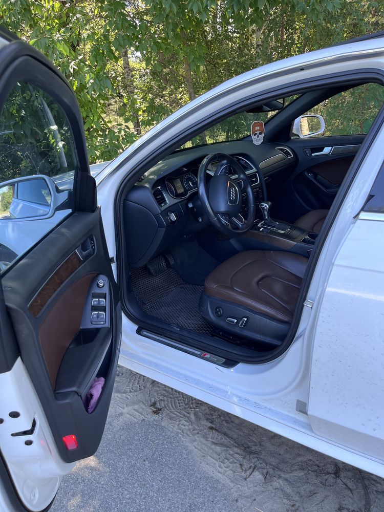 Audi A4 Premium S-Lain 2013 rest