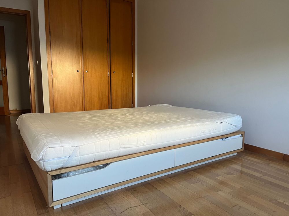 Estrado Ikea 140cm com arrumação e colchão