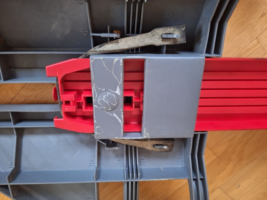 monia przyrząd do  ćwiczeń mięśni brzucha, siłownia fitnes