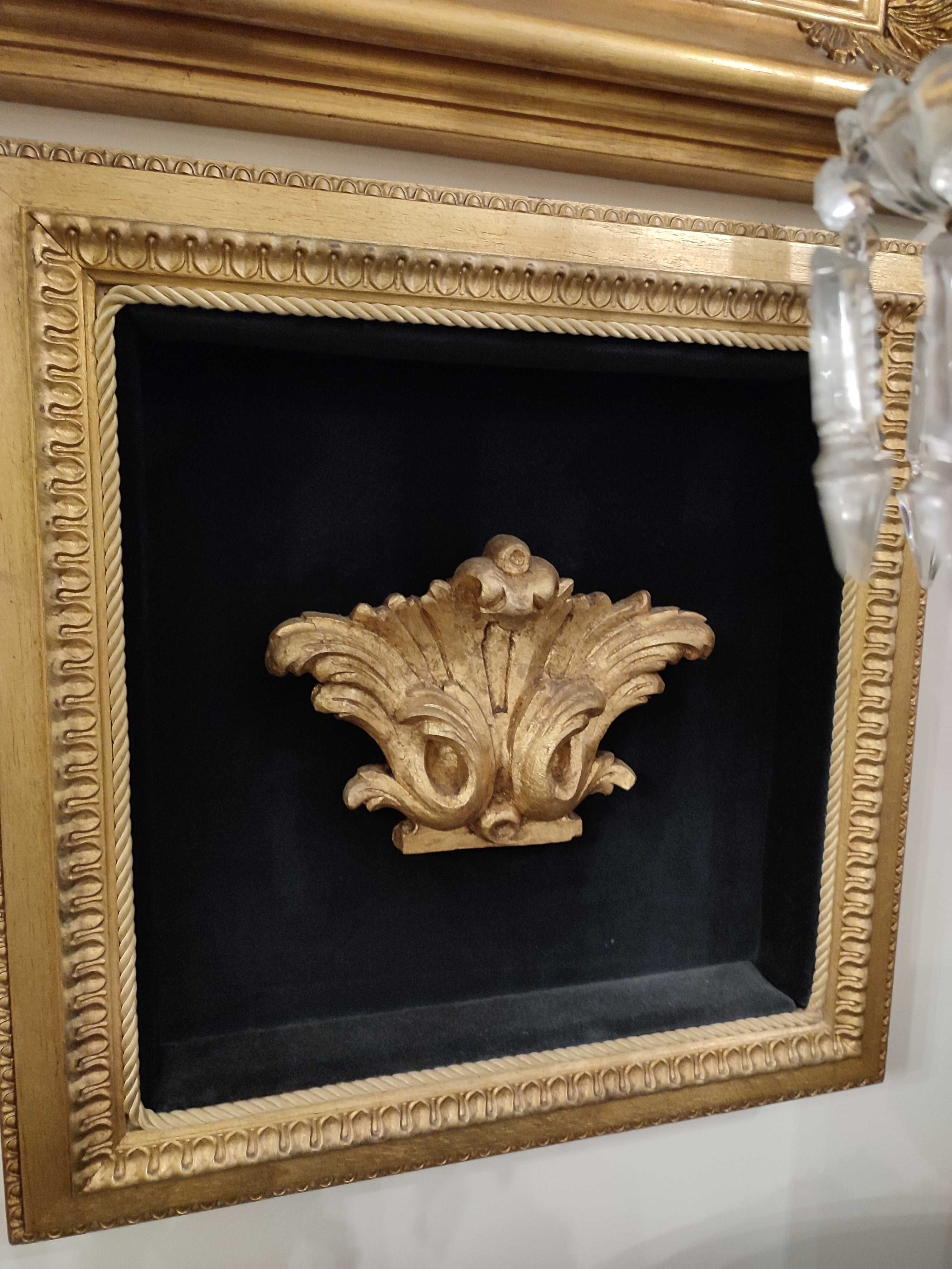 Quadro talha dourada emoldurada em veludo preto moldura dourada
