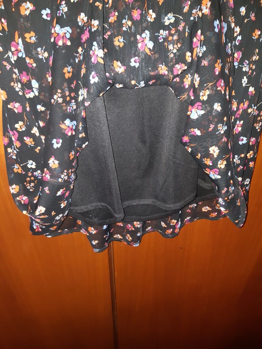 Vestido evasé, comprimento médio, estampado flores fundo preto Tam.38